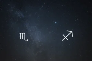 Kosmiczny widok nocnego nieba z ikonami zodiakalnymi Skorpiona i Strzelca.