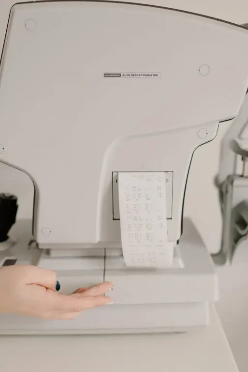 Kobieta w ciąży pijąca ciepłą herbatę z miodem naturalnym zdrowa dieta ciążowa domowe sposoby