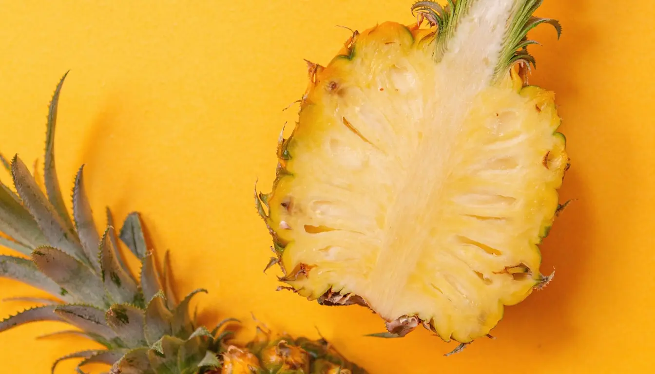 Miska owoców tropikalnych w tym ananas w ciąży jako element zróżnicowanej i zdrowej diety owocowej dla przyszłych mam