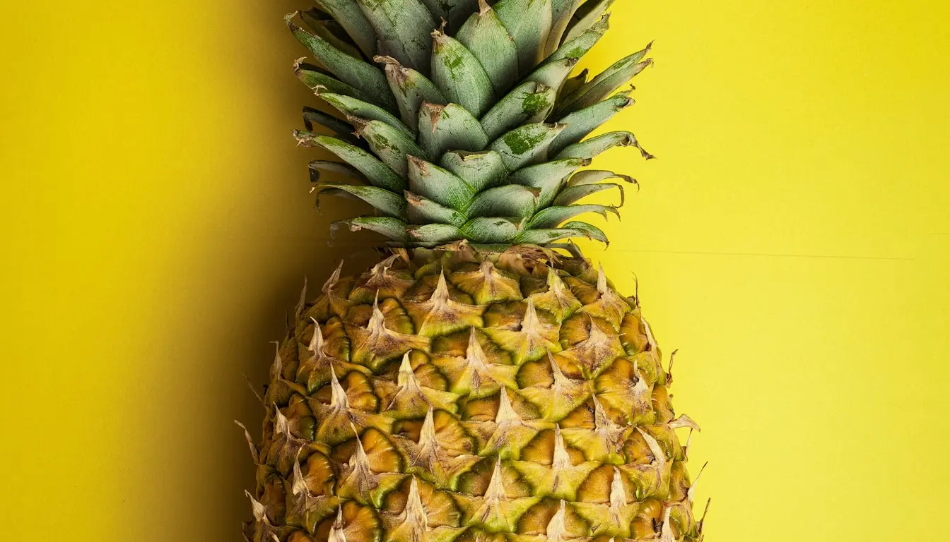 Pokrojony ananas jako źródło witaminy C i manganu w diecie kobiety w ciąży wspierające odporność i rozwój dziecka