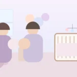 Młodzi rodzice z niemowlęciem w pastelowym pokoju dziecięcym, rodzinna scena ilustrująca wybór imienia Mateusz dla syna