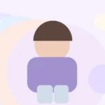 Delikatny portret chłopca w pastelowym wnętrzu symbolizujący znaczenie imienia Julian i jego spokojny, elegancki charakter